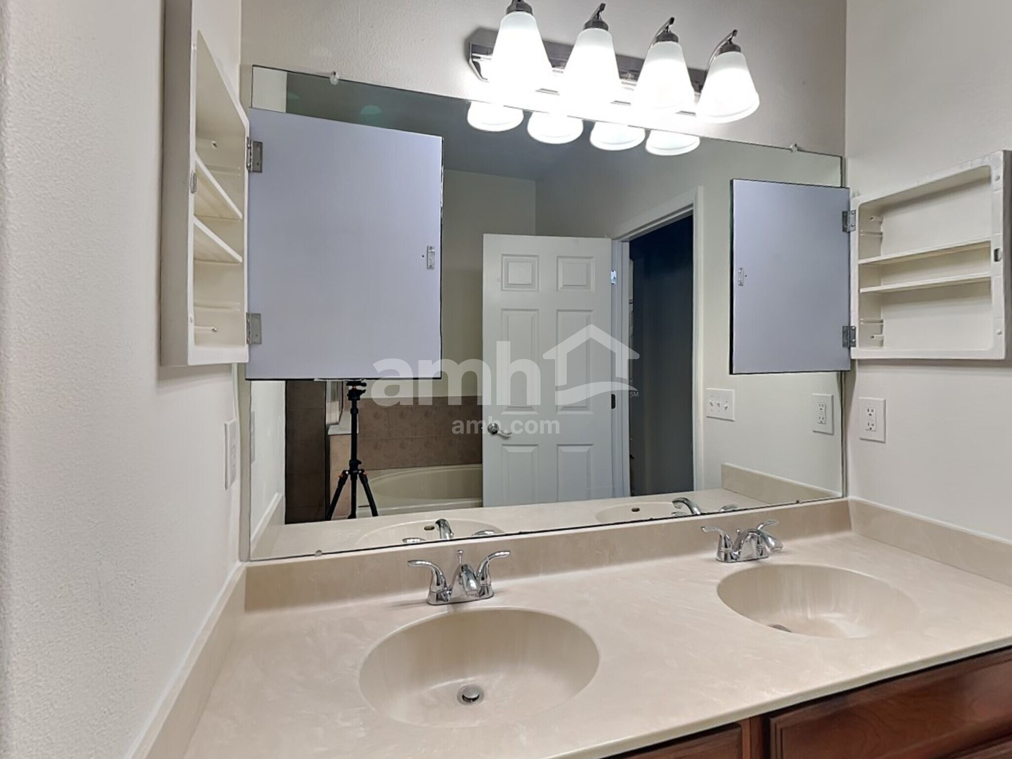 Building Photo - 11124 Creek Haven Dr