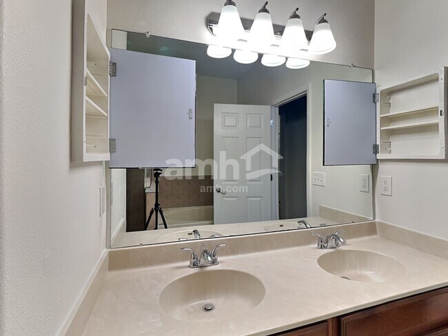 Building Photo - 11124 Creek Haven Dr