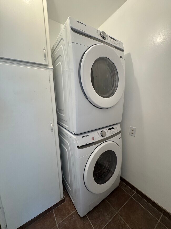 Building Photo - 13900 Burbank Blvd