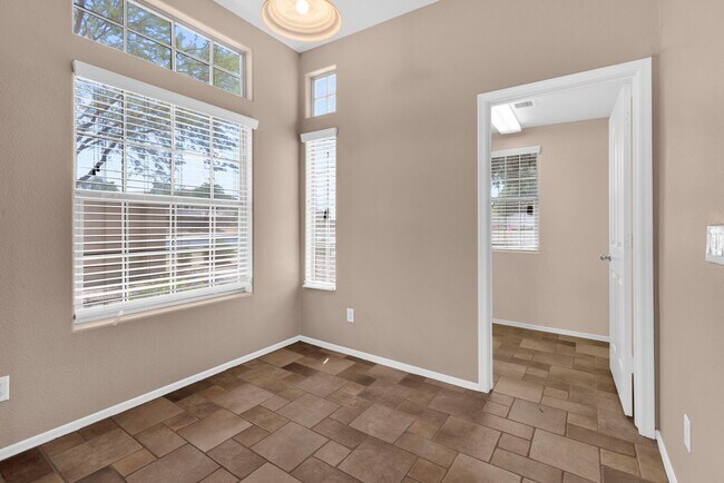 Building Photo - Lovely 3 bed / 2.5 bath Home in the Power ...