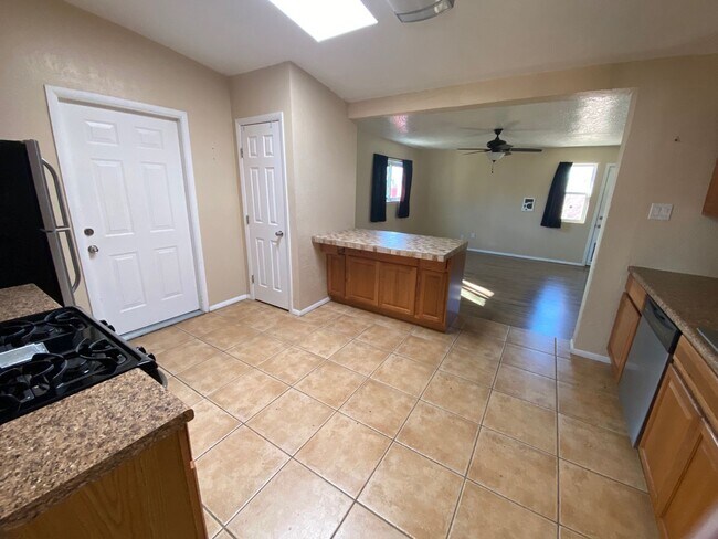 Building Photo - Beautiful 3 bedroom