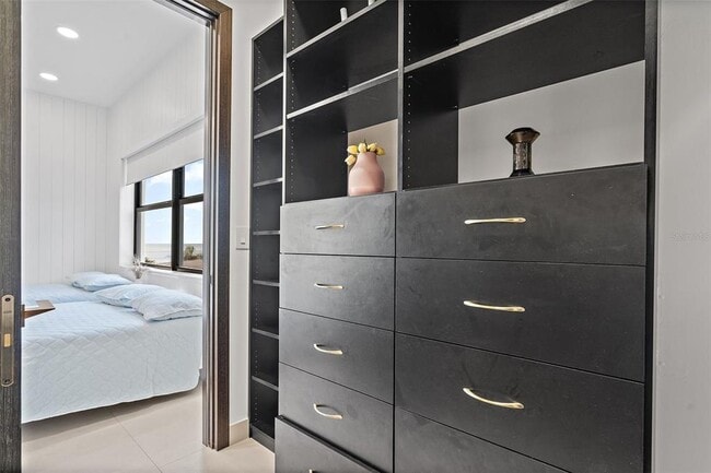 Building Photo - 585 Dolphin Ave SE