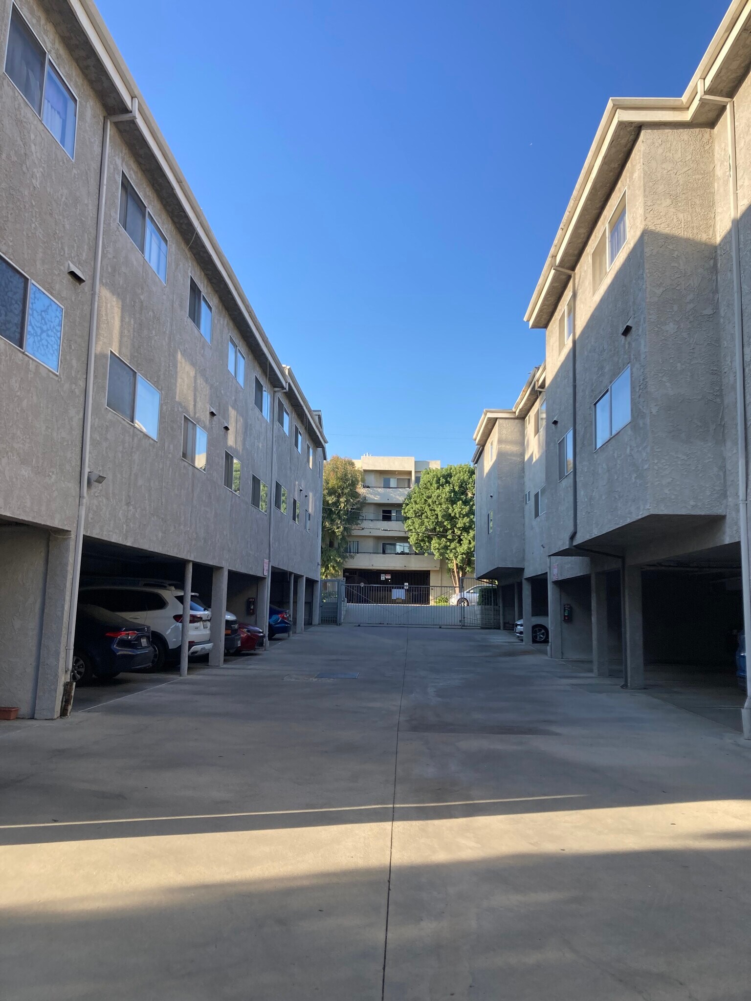 Building Photo - 9950 Zelzah Ave