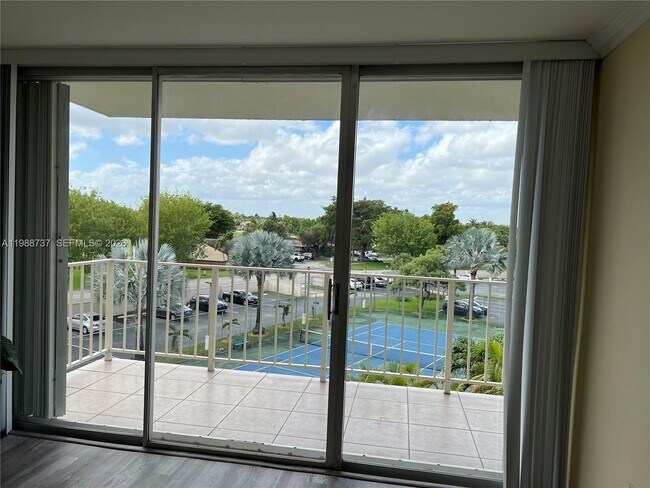 Building Photo - 13120 SW 92nd Ave