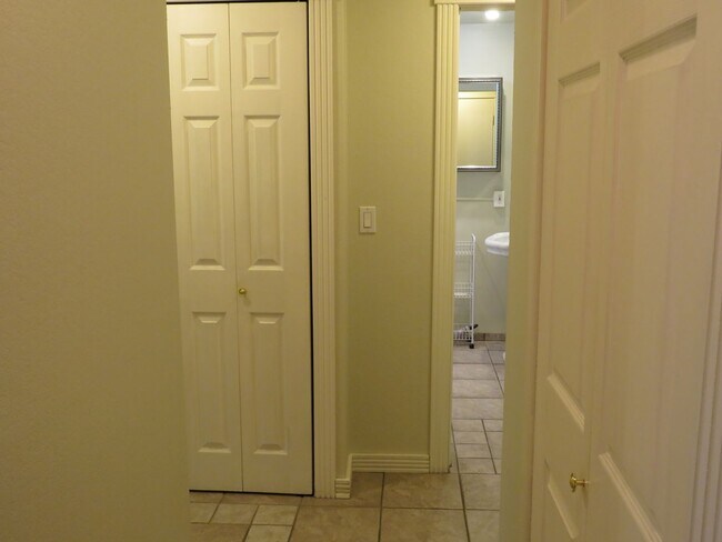 Building Photo - Totem Lake Cute 1bed/1bath ground floor Condo! $1695.00