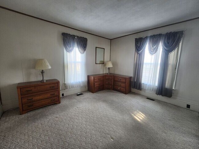 Building Photo - 2-3 Bedroom Home w/Large Kitchen - Section 8 Welcome & Pets Negotiable!