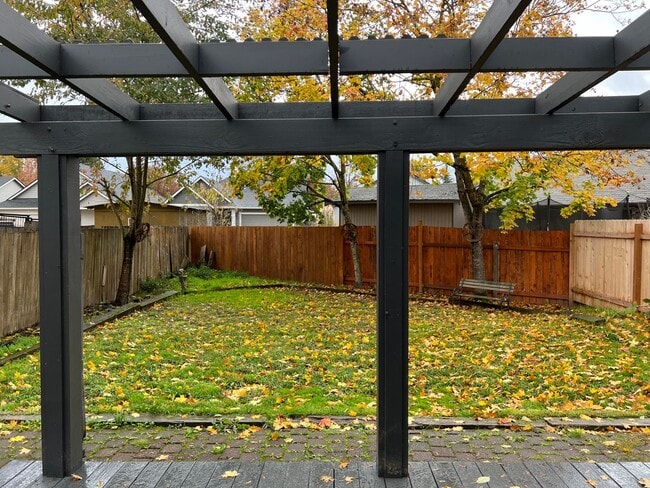 Building Photo - Beautiful 3 bedroom 2 bath house in Eugene!