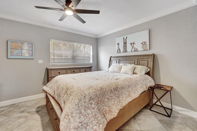 Building Photo - 744 NE 14th Ave