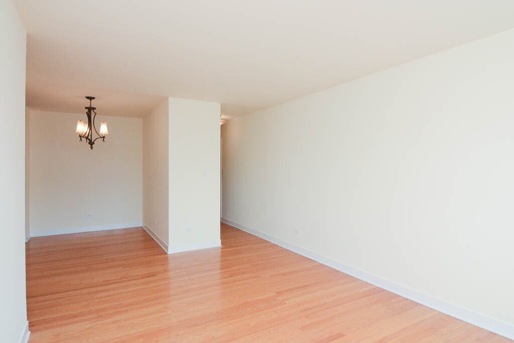 Building Photo - 628 W Wrightwood Ave