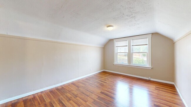 Building Photo - ** AVAILABLE OCTOBER 2025 *** Old Brooklyn...