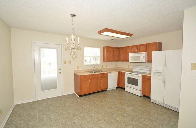 Building Photo - 8561 Bluff Point Dr