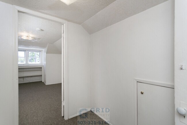 Building Photo - Charming 3 Bedroom Craftsman Home Availabl...