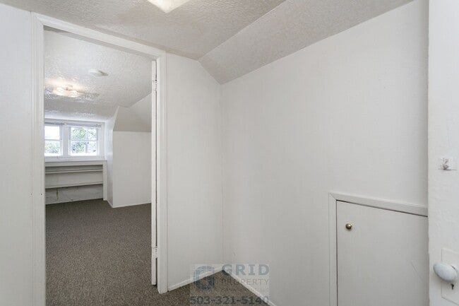 Building Photo - Charming 3 Bedroom Craftsman Home Available in SE Portland!