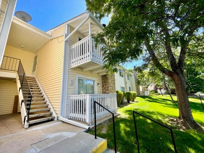 Building Photo - 2-Bedroom in Woodside Condos