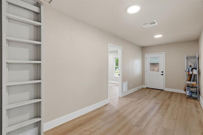 Building Photo - 900 Morgan Hill Dr