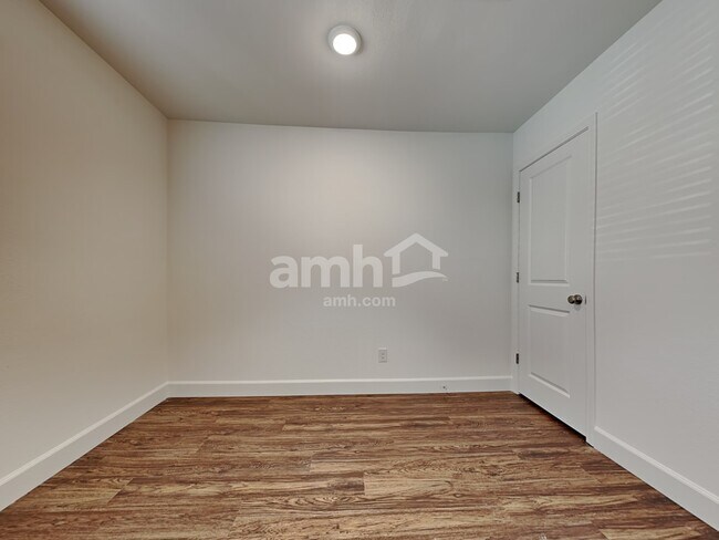 Building Photo - 3333 Blodwen St