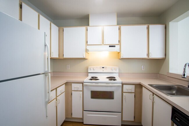 Building Photo - Beautiful & Spacious 2 Bed 2 Bath by Lair Hill Park!