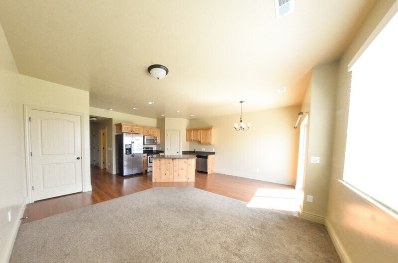 Building Photo - 84 E 715 S