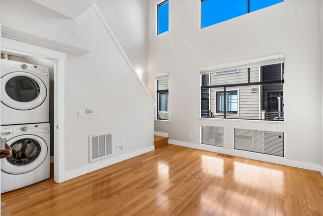 Building Photo - Modern 2BD/2BA Townhome w/ Private Yard, G...