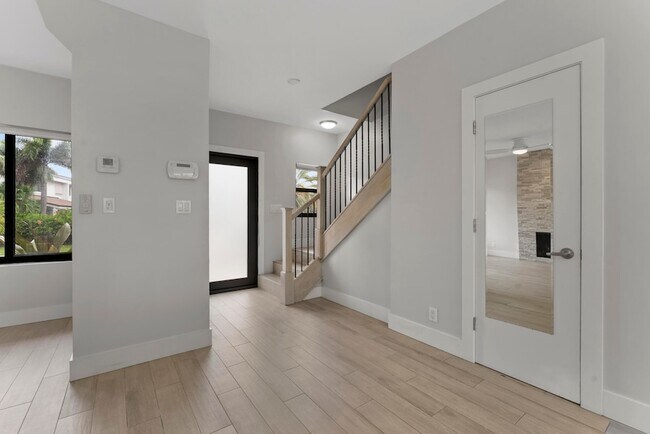 Building Photo - 1121 Bel Air Dr