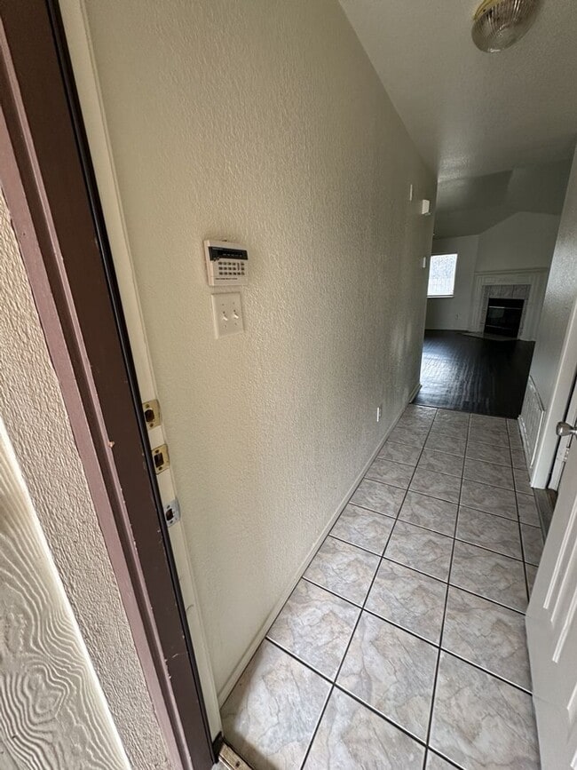 Building Photo - 4 Bed 2 Bath Available Now!