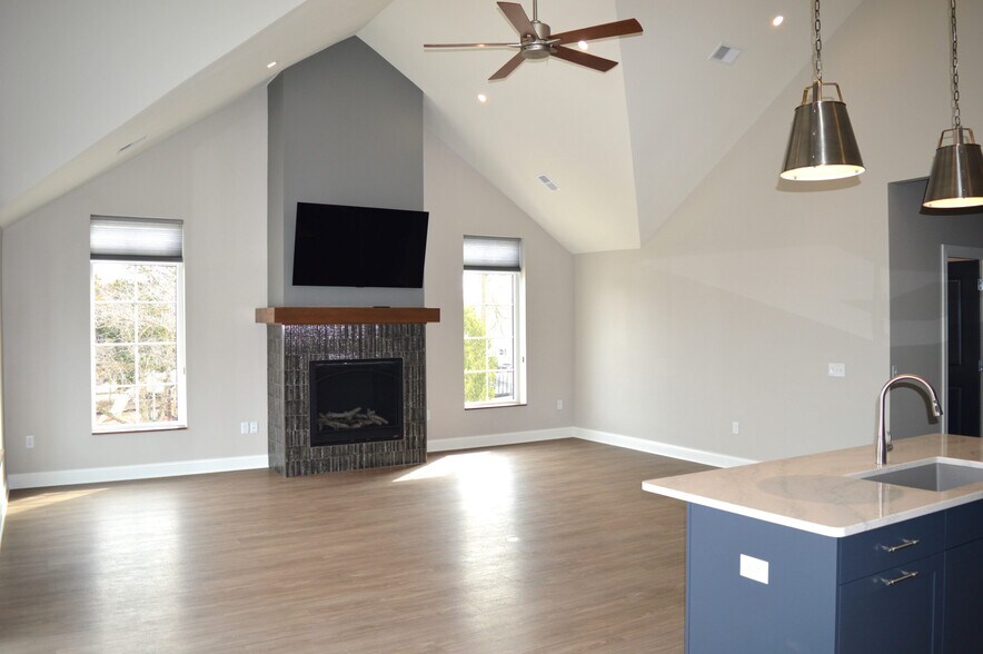 Building Photo - 100 S Washington St