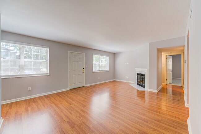 Building Photo - 1547 E Swan Cir