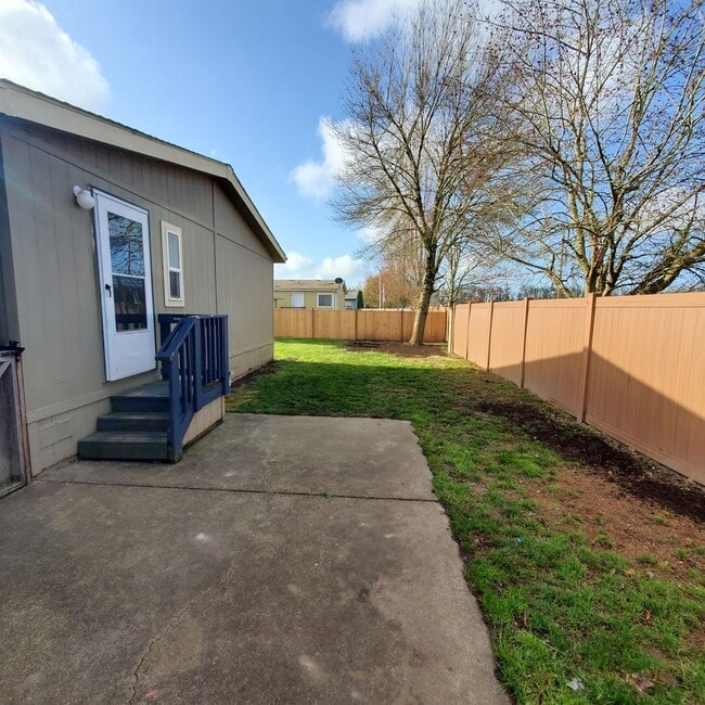Building Photo - Pet Friendly 3 Bed : 2Bath Home w/ a Carport