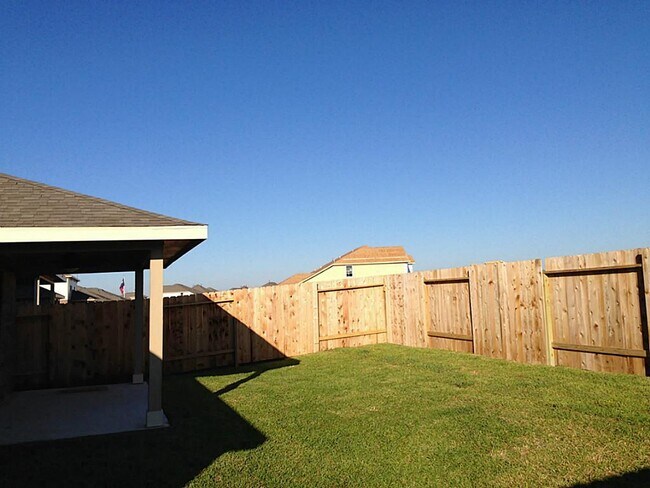 Building Photo - 18214 Russett Green Dr