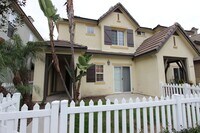 Building Photo - Beautiful 3 Bedroom 2.5 bathroom townhome ...