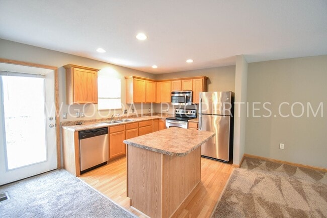 Building Photo - 2 Bedroom, 2.5 bath townhome in Urbandale ...