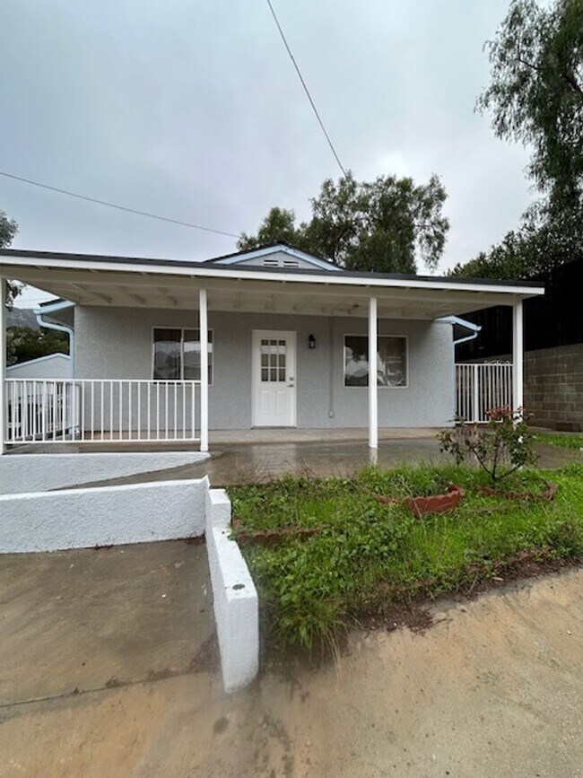 Primary Photo - Beautiful Newly Renovated 1 Bedroom/1 Bathroom House