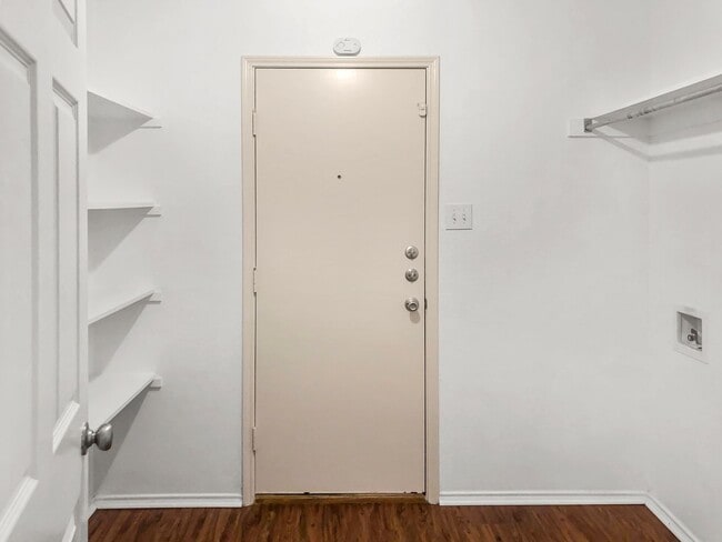 Building Photo - Spacious 1 Story Home!