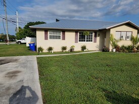Building Photo - 3308 NE Jeannette Dr
