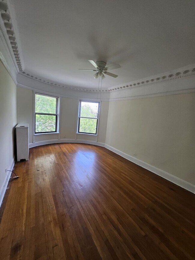 Building Photo - 817 W Belle Plaine Ave