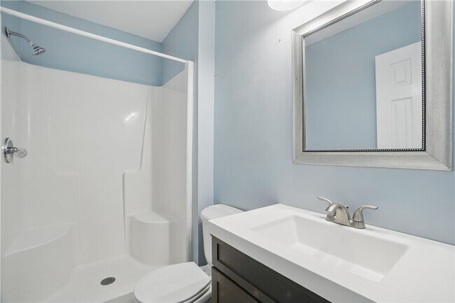 Building Photo - Stylish Townhouse in Prime VA Beach Location!