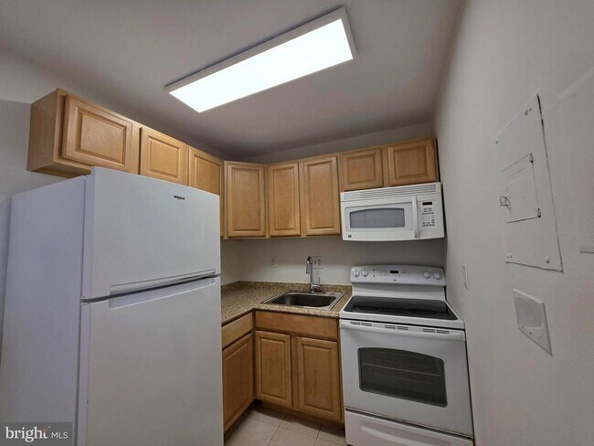 Building Photo - 2059 Huntington Ave