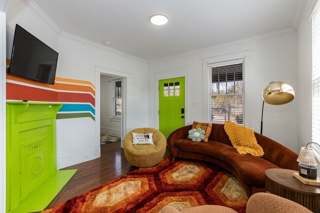 Building Photo - Three Bedroom Home!