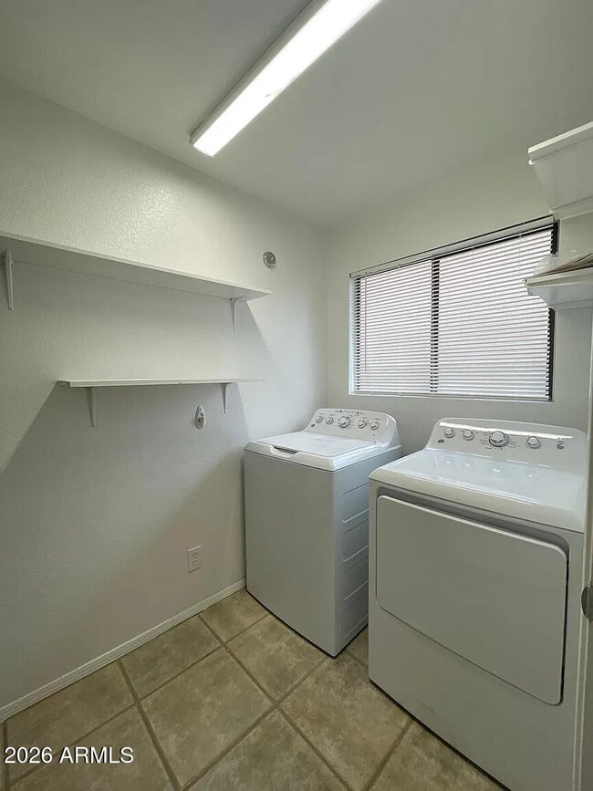 Building Photo - 5125 E Fellars Dr