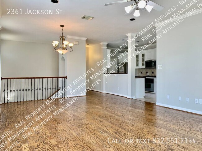 Building Photo - Middle Stunner