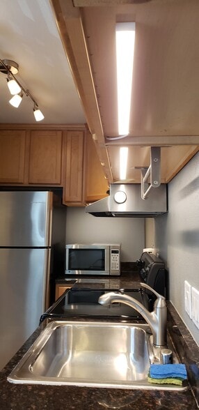 Kitchen with undercounter lights - 1045 Pennsylvania Street