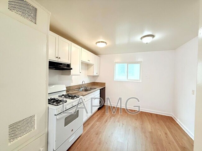 Building Photo - 169 W 42nd St