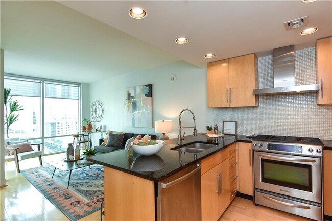 Building Photo - 300 Bowie St