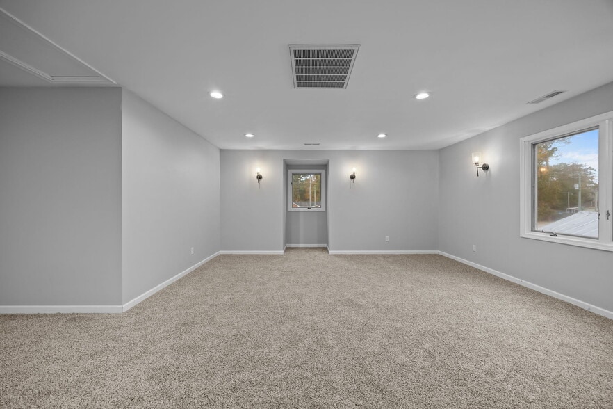 Building Photo - 3613 River Rd