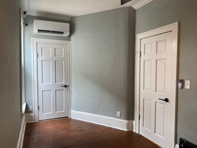 Building Photo - 37 Wyoming St E