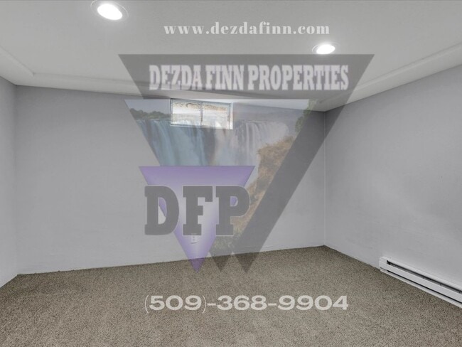 Building Photo - 5 Bed, 2 Bath Home Conveniently Located in...