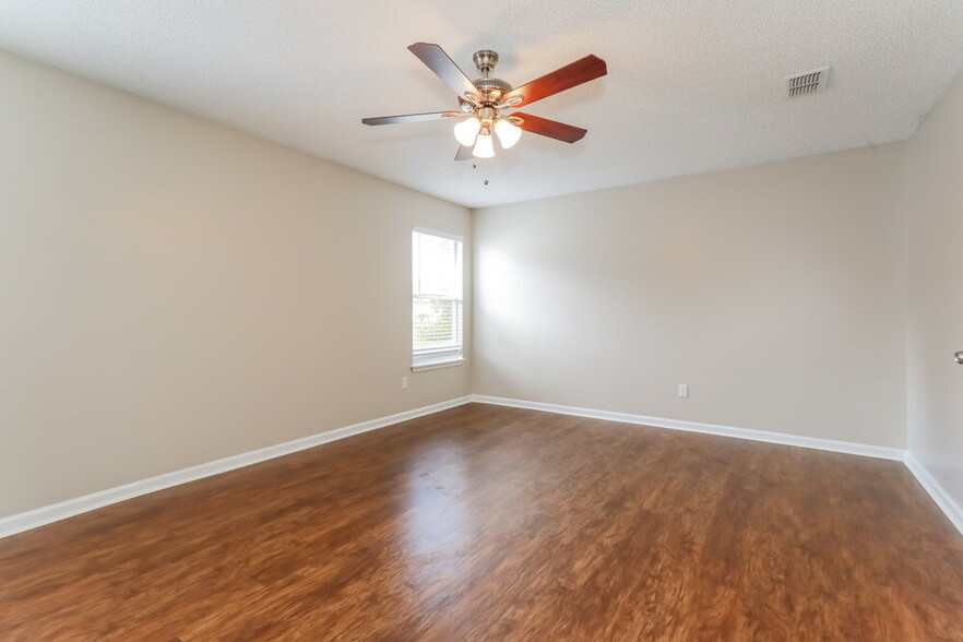 Building Photo - 3233 Chantilly Ct