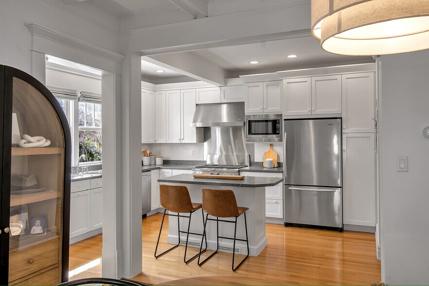 Building Photo - 827 Bird Ave