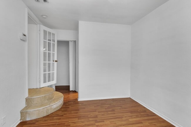 Building Photo - Beautiful home in quiet neighborhood