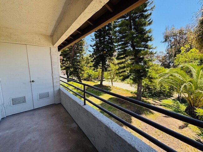 Building Photo - Sunny Top Floor 2 bedroom 2 bath Condo Wit...